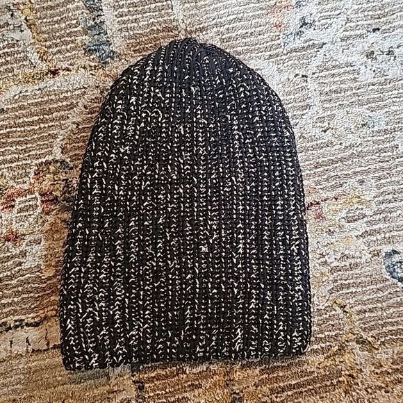 Love your melon beanie with black leather patch. Black and metallic gold, like - Picture 3 of 3
